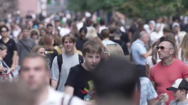 KYIV, UKRAINE 25 Ağustos 2024: Yazın Ukrayna 'nın başkenti Kyiv' de kalabalık