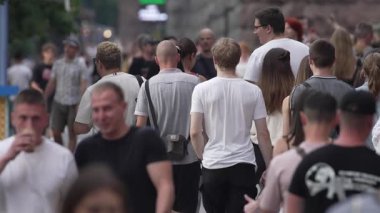KYIV, UKRAINE 25 Ağustos 2024: Yazın Ukrayna 'nın başkenti Kyiv' de kalabalık