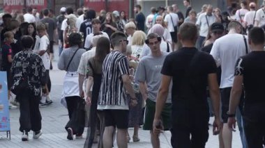 KYIV, UKRAINE 25 Ağustos 2024: Yazın Ukrayna 'nın başkenti Kyiv' de kalabalık