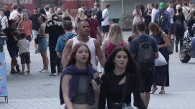 KYIV, UKRAINE 25 Ağustos 2024: Yazın Ukrayna 'nın başkenti Kyiv' de kalabalık