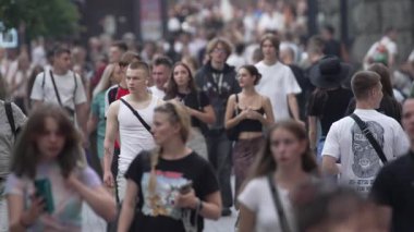 KYIV, UKRAINE 25 Ağustos 2024: Yazın Ukrayna 'nın başkenti Kyiv' de kalabalık