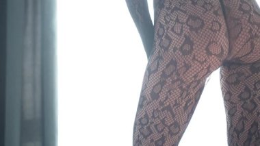 Güzel, çekici, seksi iç çamaşırlı, yavaş çekimde erotik bir kadın.