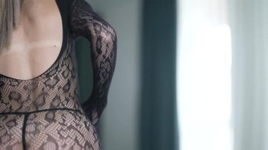 Güzel, çekici, seksi iç çamaşırlı, yavaş çekimde erotik bir kadın.