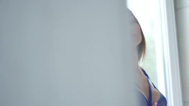 Güzel, çekici, seksi iç çamaşırlı, yavaş çekimde erotik bir kadın.