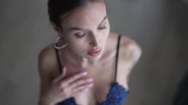 Güzel, çekici, seksi iç çamaşırlı, yavaş çekimde erotik bir kadın.