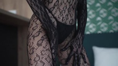 Güzel, çekici, seksi iç çamaşırlı, yavaş çekimde erotik bir kadın.