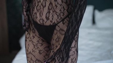 Güzel, çekici, seksi iç çamaşırlı, yavaş çekimde erotik bir kadın.