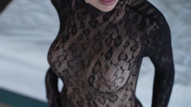 Güzel, çekici, seksi iç çamaşırlı, yavaş çekimde erotik bir kadın.