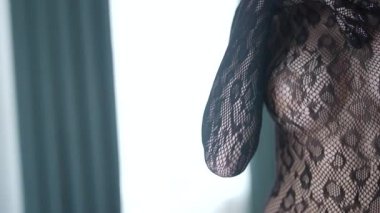 Güzel, çekici, seksi iç çamaşırlı, yavaş çekimde erotik bir kadın.