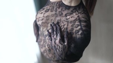 Güzel, çekici, seksi iç çamaşırlı, yavaş çekimde erotik bir kadın.