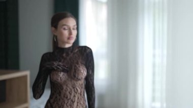 Güzel, çekici, seksi iç çamaşırlı, yavaş çekimde erotik bir kadın.