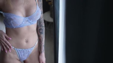 Güzel, çekici, seksi iç çamaşırlı, yavaş çekimde erotik bir kadın.