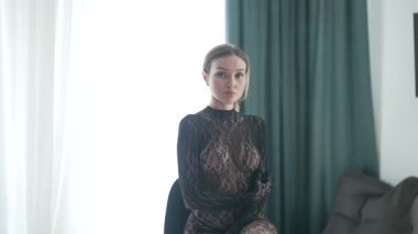 Güzel seksi iç çamaşırlı, erotik bir kadın.