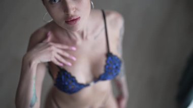 Güzel seksi iç çamaşırlı, erotik bir kadın.