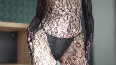 Güzel seksi iç çamaşırlı, erotik bir kadın.