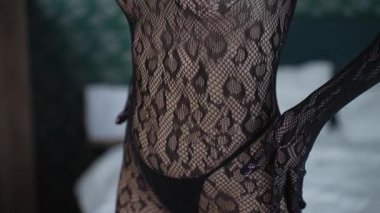 Güzel seksi iç çamaşırlı, erotik bir kadın.