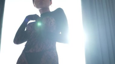 Güzel seksi iç çamaşırlı, erotik bir kadın.