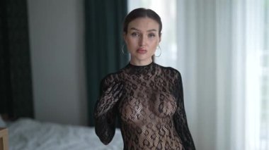 Güzel seksi iç çamaşırlı, erotik bir kadın.