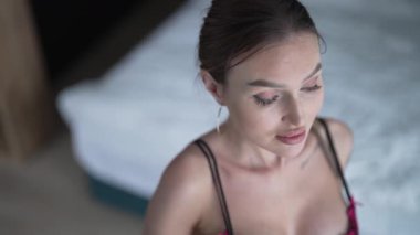 Güzel seksi iç çamaşırlı, erotik bir kadın.