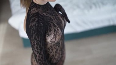 Güzel seksi iç çamaşırlı, erotik bir kadın.