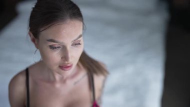 Güzel seksi iç çamaşırlı, erotik bir kadın.