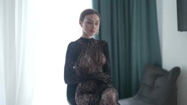 Güzel seksi iç çamaşırlı, erotik bir kadın.