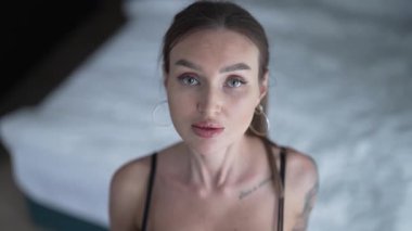 Güzel seksi iç çamaşırlı, erotik bir kadın.