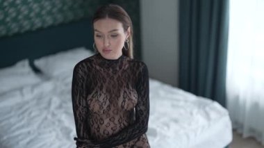 Güzel seksi iç çamaşırlı, erotik bir kadın.