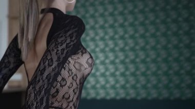 Güzel seksi iç çamaşırlı, erotik bir kadın.