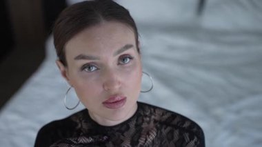 Güzel seksi iç çamaşırlı, erotik bir kadın.