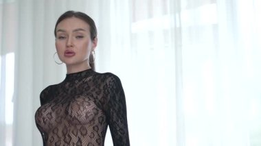 Güzel seksi iç çamaşırlı, erotik bir kadın.