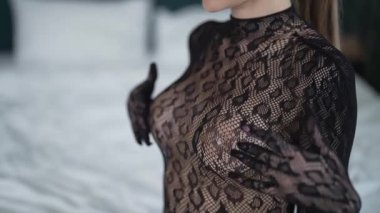 Güzel seksi iç çamaşırlı, erotik bir kadın.