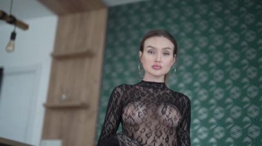 Güzel seksi iç çamaşırlı, erotik bir kadın.