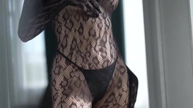 Güzel seksi iç çamaşırlı, erotik bir kadın.