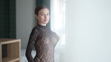 Güzel seksi iç çamaşırlı, erotik bir kadın.