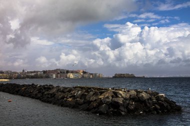 İtalya 'daki eski Napoli limanının görüntüsü