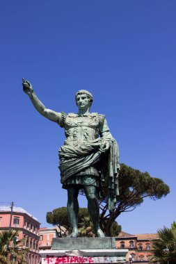 İmparator 'un heykeli.