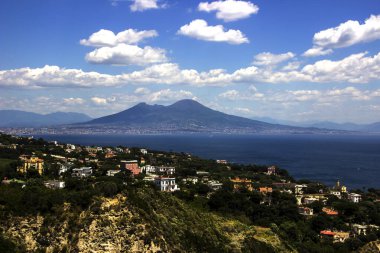 Denize ve dağlara bak.