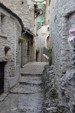 Eski şehir Kotor 'da dar bir sokak, monthe gro.