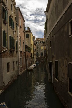 Venedik, İtalya - Ağustos 2 0, 2 0, 16: 00 Venedik, İtalya 'daki kanal ve eski binaların manzarası.