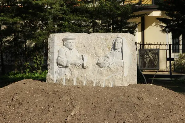 13 Mayıs 'ta Rostov' daki Rosh köyündeki çocuğun annesinin anıtı.,