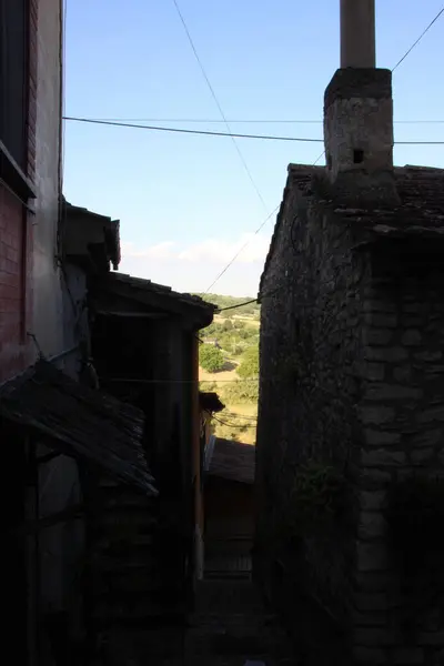 Şehirde terk edilmiş eski bir ev.