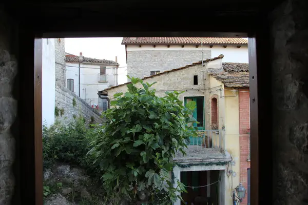 Şehirdeki eski pencere