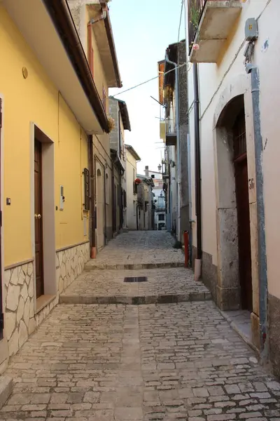 Eski Budva 'nın eski dar caddesi, monthe gro.