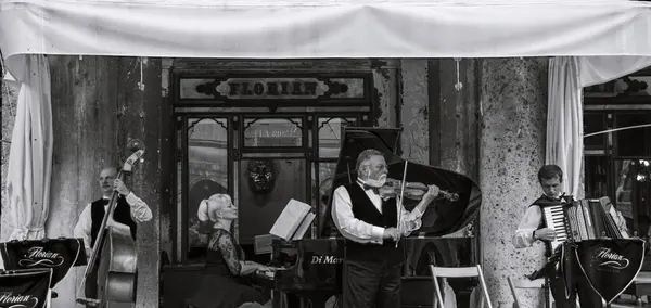 İnsanlar sokakta müzik aletleriyle oynuyorlar.
