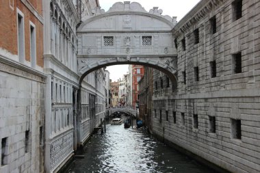 Venedik, İtalya - takriben Haziran 2017: Venedik 'teki rialto köprüsünün kanalı (anlamı)