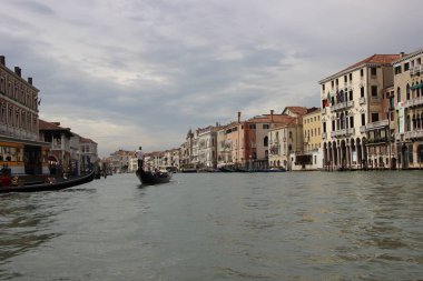 Venedik İtalya 'da bir şehirdir.
