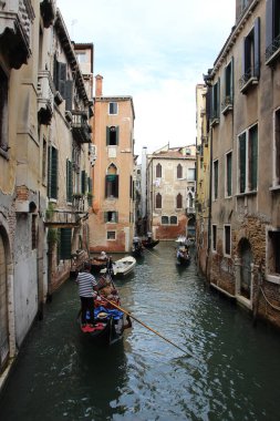 Venedik Kanalı 'nın köprünün altında teknesi olan güzel bir fotoğrafı.
