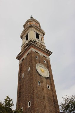 Aziz Mary Kilisesi 'nin kulesi. Başkentin eski kasabasının başkenti.