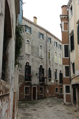 Venedik, İtalya - takriben Ağustos 2019: Eski Venedik kasabasındaki eski bina